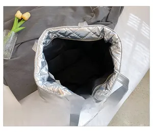 Dettaglio interno della borsa tote trapuntata argento con fodera nera e due tasche