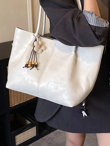 Sac Fourre-tout en Cuir PU de Grande Capacité Avec Pendentif Fleur Sac à Bandoulière Urbain Couleur Unie Femmes Mode