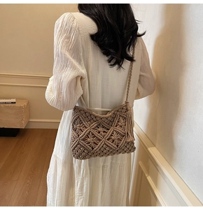 Détail du sac à bandoulière en corde de coton tissé avec des pompons de style bohème