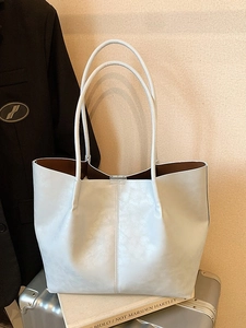 Grand sac cabas gris clair minimaliste avec coutures verticales et fines bandoulières