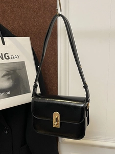 Borsa sottobraccio in pelle nera lucida con fibbia in metallo dorato per spalla donna