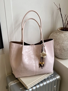 Grand sac cabas rose pâle avec breloque fleurie et anses fines sur accessoires déco