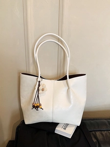 Grand sac cabas blanc en cuir minimaliste avec breloque florale perlée élégante pour femme