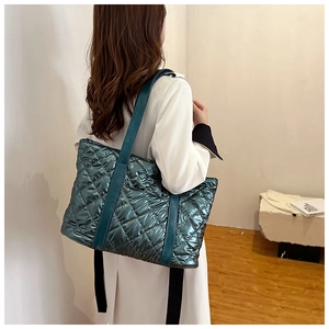 Dettaglio della borsa tote trapuntata verde acqua metallizzato con rombi