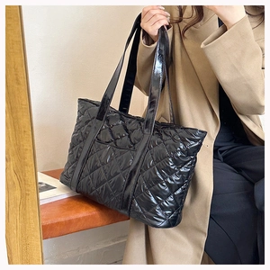 Grande borsa shopper nera trapuntata con finitura lucida e ricamo a rombi elegante