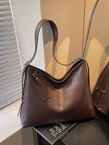 Retro large capacity dark brown leather tote bag with adjustable shoulder strap