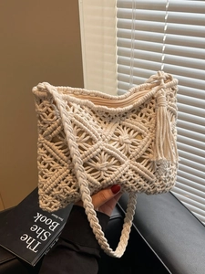 Sac à bandoulière tressé blanc crème avec motifs ajourés en étoile et détails de glands