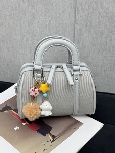 Mini Sac Boston Bandoulière Femme Cuir PU Tissu Patchwork Sac à Main Avec Pendentif Décoratif Fermeture Éclair Petit Sac