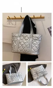 Dettaglio della borsa tote trapuntata argento con cuciture a diamante e grande capienza