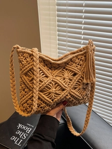 Sac bandoulière en coton tissé kaki avec pompon et motif de losanges ajourés chic