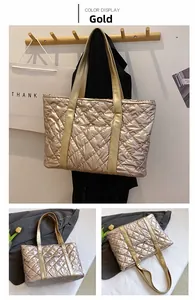 Dettaglio di una grande borsa tote trapuntata dorata con ricamo a rombi metallizzati
