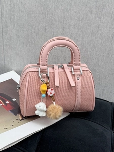 Sac Boston rose tissé avec breloque chiot et détails en similicuir PU lisse