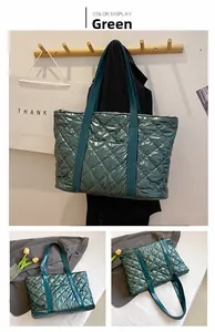 Vista dettagliata di una borsa tote verde trapuntata con cuciture a rombi e manici