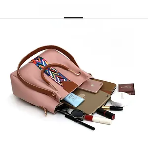 Vista dall'alto della borsa a secchiello rosa con grande capacità per tablet e trucchi