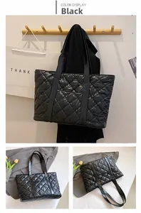 Dettaglio del grande motivo trapuntato a rombi sulla borsa tote nera in nylon lucido