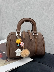Mini sac Boston en cuir litchi marron avec charms étoile et peluche colorés