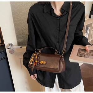 Sac à bandoulière marron rétro avec fermoir doré et pendentif à perles colorées