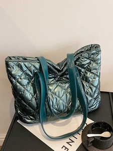 Grande borsa shopper trapuntata verde scuro con finitura metallica per uso quotidiano