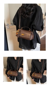 Détail du sac rétro marron foncé avec pompon en perles et fermoir métallique doré