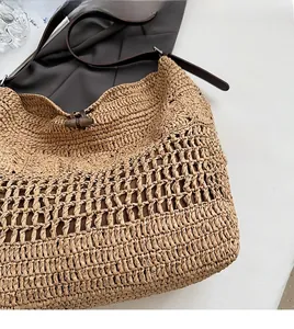Gros plan du sac en paille tressée avec texture en maille et boucle en corne