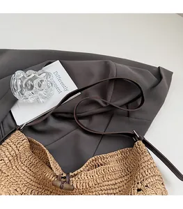Détail du sac cabas tissé avec fermoir en bois et bandoulière en cuir marron