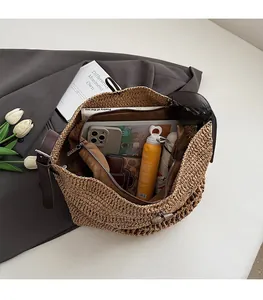 Sac hobo tissé montrant sa grande capacité pour tablette, portefeuille et téléphone