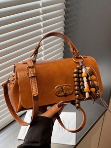 Sac bandoulière vintage marron en similicuir avec pompon en bois et fermoir rotatif