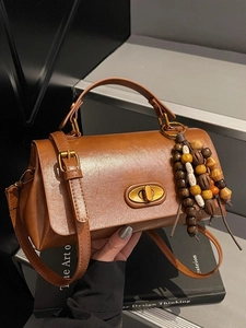 Sac à main rétro marron en cuir avec bandoulière réglable et breloque en perles