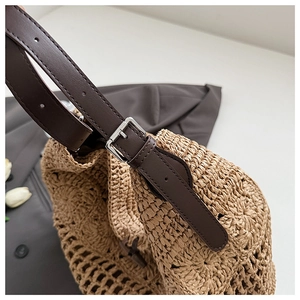 Détail du sac cabas tissé bohème montrant la bandoulière en cuir réglable et la boucle