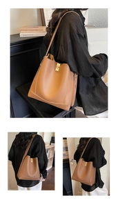 Details der braunen Eimer-Tasche aus Leder mit goldenem Drehverschluss und viel Stauraum