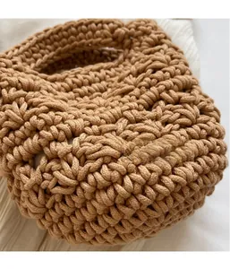 Gros plan sur le sac seau en coton tressé marron avec détails de texture tricotés