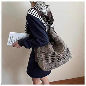 Détail du sac cabas tissé à la main avec bandoulière en cuir marron foncé