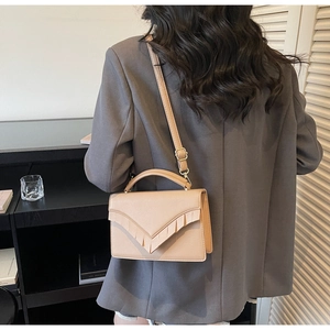 Détail du sac bandoulière beige en similicuir avec franges en V et sangle ajustable