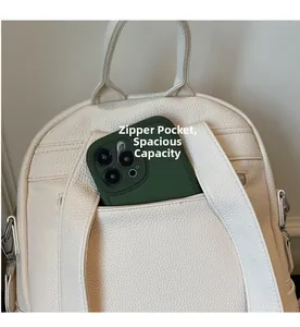 Vue détaillée de la poche arrière zippée sur un sac à dos en cuir PU crème à texture grainée