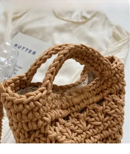 Gros plan du sac à main en coton tressé marron montrant les détails de la corde tissée