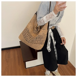 Sac cabas en tricot ajouré marron tissé à la main vue de côté sur un mannequin