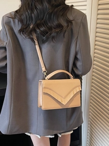 Sac bandoulière beige minimaliste avec rabat à volants en V et bandoulière réglable