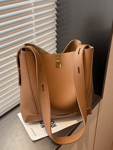 Braune Beuteltasche aus Leder mit goldenem Schloss und breitem Schultergurt für Damen
