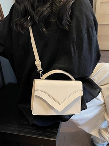 Sac à bandoulière chic en cuir crème avec rabat en V et détails dorés