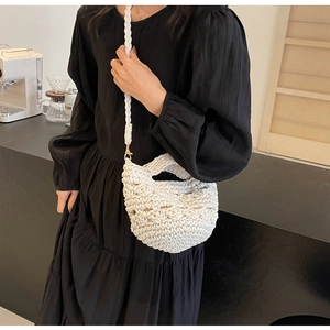 Détail d'un sac de plage blanc au crochet avec texture tricotée et fermoir en métal doré