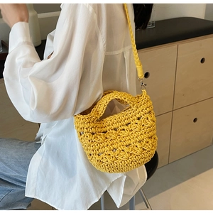 Vue détaillée du sac tissé à la main jaune avec boucles en argent et bandoulière