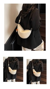 Détail du sac croissant tressé blanc avec bandoulière à nœuds et perle orange