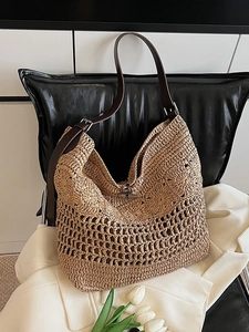 Sac cabas en paille tissée à la main avec bandoulière en cuir et fermoir en corne