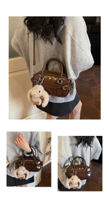 Détail d'un sac à bandoulière marron brillant avec un joli pendentif lapin en peluche