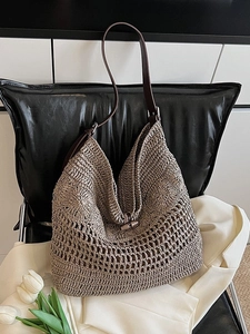 Grand sac hobo tressé taupe avec bandoulières en cuir marron et fermoir en bois