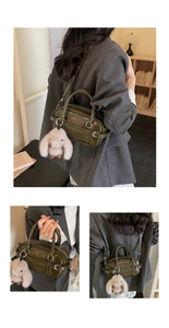 Détail du sac Boston vert olive brillant avec un pendentif lapin en peluche et métal argenté