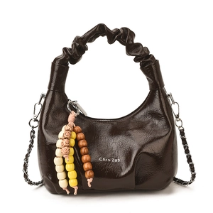 Dunkelbraune Hobo-Tasche aus gerafftem Leder mit Kettenriemen und Perlen-Quaste