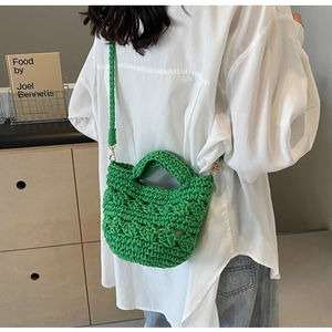 Détail du sac de plage vert crocheté à la main avec texture ajourée et bandoulière