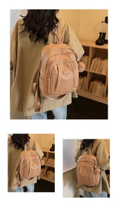 Détails du sac à dos en cuir marron clair avec deux poches frontales et pendentif en peluche