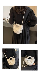 Détail d'un sac de plage blanc crocheté ajouré montrant la texture et la bandoulière